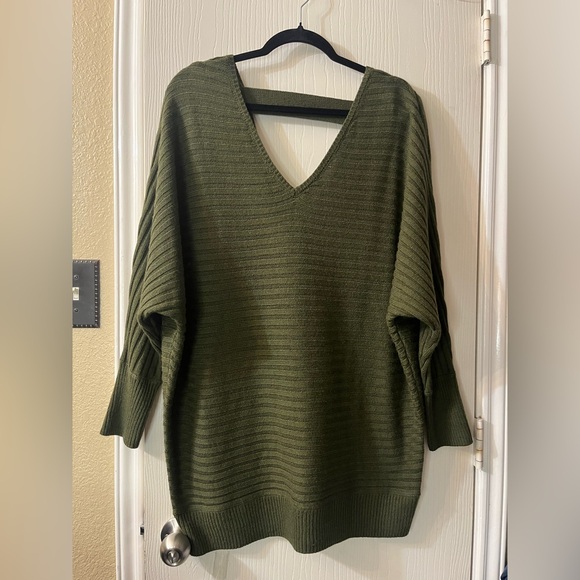 New York & Company Sweaters - 🛍️New York & Company Deep Green V-Neck Sweater